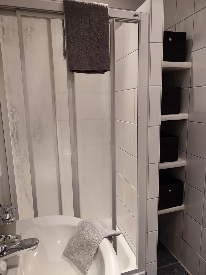 Badezimmer mit Dusche und Haartrockner