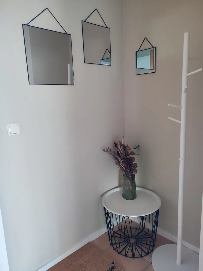 Heller Eingangsbereich mit Garderobe und Spiegeln