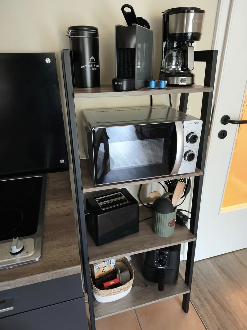 Küchengeräte: Nespresso-Maschine, Heißluftfritteuse, Mikrowelle und Toaster