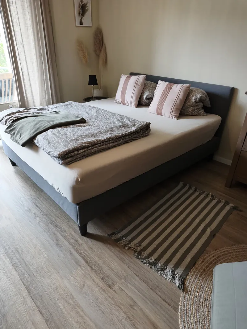 Gemütlicher Schlafbereich mit Doppelbett und Naturtönen
