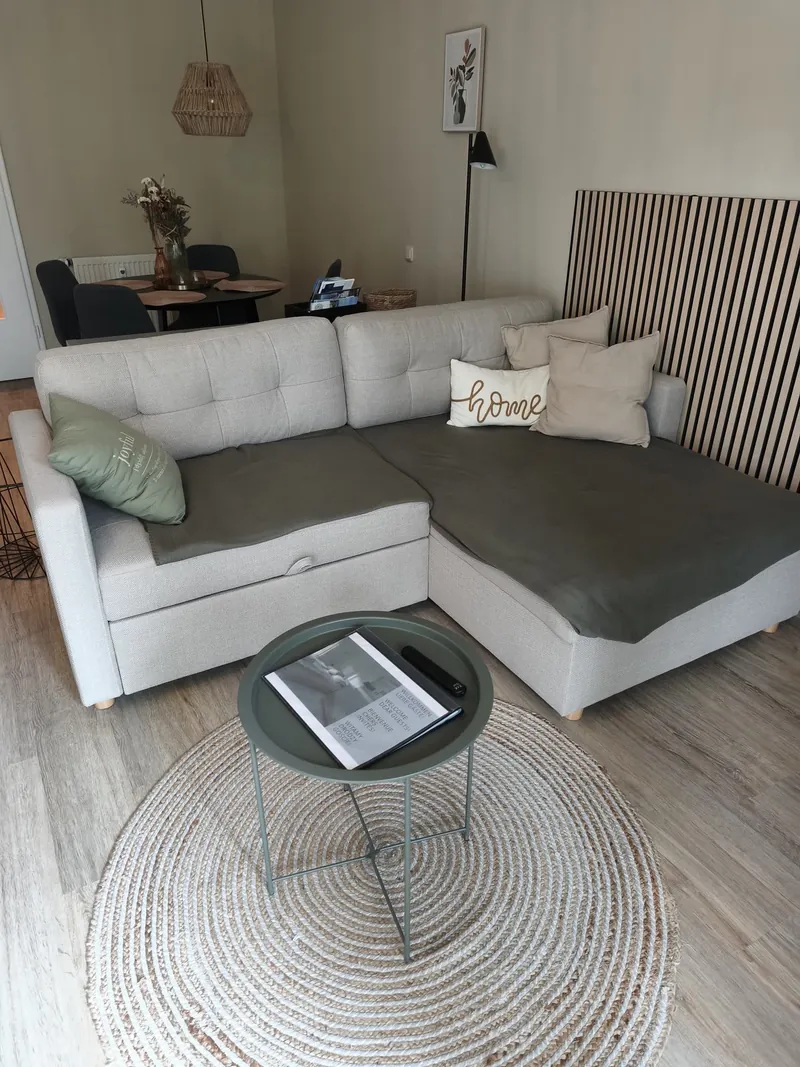 Gemütliche Sofaecke mit beiger Couch im offenen Wohnbereich
